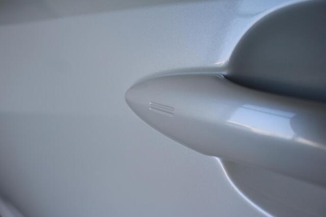 Toyota COROLLA 1.8 Hybrid Executive Bi-Tone Limited, Leder, Parkeersensoren, 18 inch LM velgen!