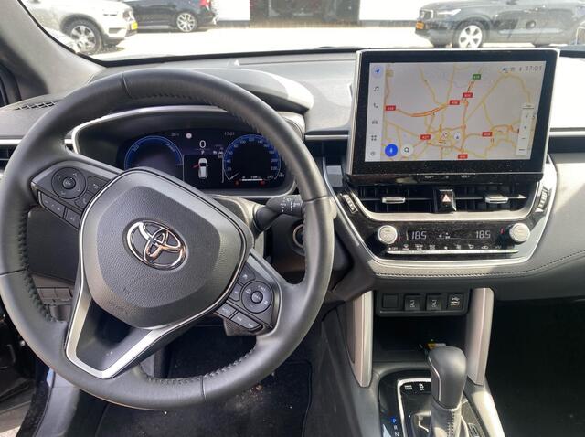 Toyota COROLLA Cross 2.0 High Power Hybrid First Edition / Trekhaak / Camera / Half leder / Keyless / 18'' / Sfeerverlichting / Stoelverwarming / Dodehoek / DAB / ACC