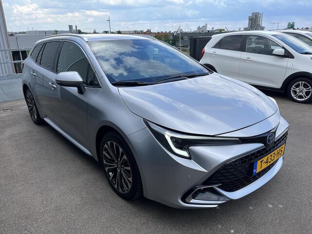 Toyota COROLLA Touring Sports 1.8 Hybrid First Edition Parkeersensoren, Keyless, Elek. Achterklep, NL-auto, Apple CarPlay / Android Auto, LM velgen, Metallic lak, Adaptieve Cruise control, BTW-Auto!