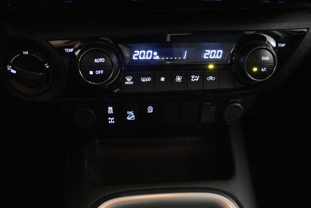 Toyota HI-LUX HiLux 2.4 D-4D Xtra Cab Professional | Apple CarPlay, Android Auto | Parkeercamera | Rollbar RVS |