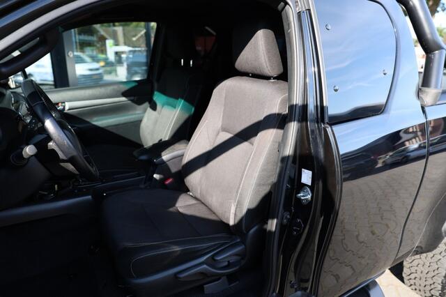 Toyota HI-LUX 2.8 D-4D X-TRA CAB INVINCIBLE A/T 4WD VAN