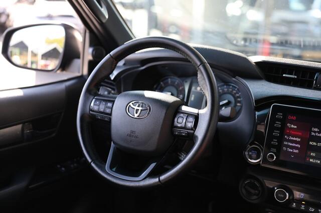 Toyota HI-LUX 2.8 D-4D X-TRA CAB INVINCIBLE A/T 4WD VAN