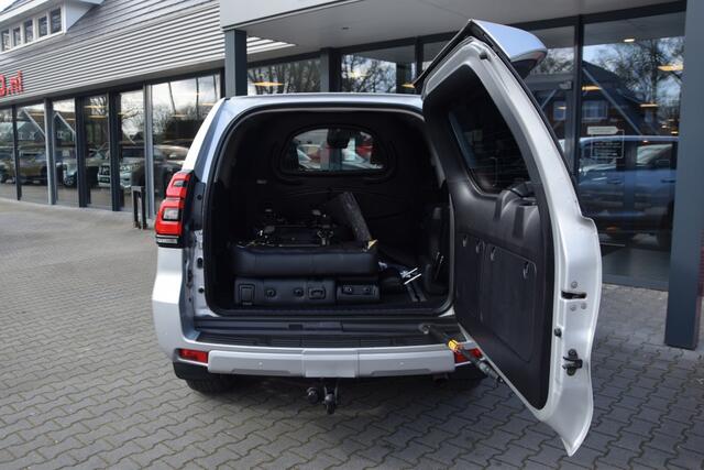 Toyota LAND CRUISER 150 2.8 D-4D 5DRS PROFESSIONAL A/T VAN