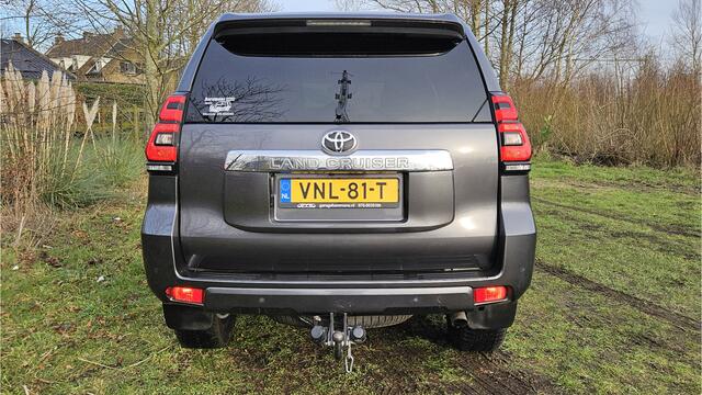 Toyota LAND CRUISER 2.8 D-4D Professional Blind van