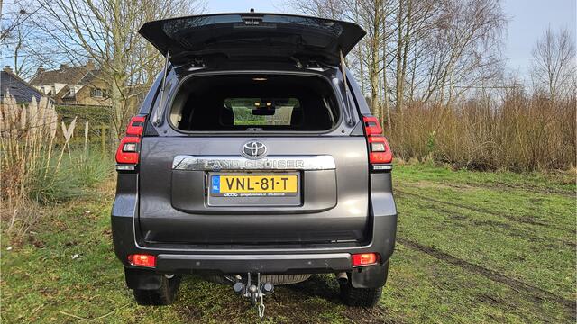 Toyota LAND CRUISER 2.8 D-4D Professional Blind van