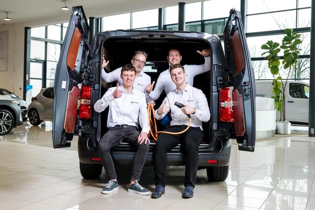 Toyota PRIUS Plug-in Hybrid 220 Executive, ¤2000,- inruilvoordeel, Blind Spot, Apple Carplay & Android Auto, Stoelverwarming, Parkeersensoren, Keyless entry!