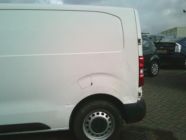Toyota PROACE Worker 1.5 D-4D Cool Comfort German fahrzeugbrief!!!!!!!!Damages on the exterior ,rondom beschadigingen.