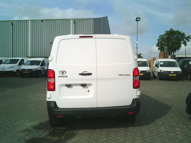 Toyota PROACE Worker 1.5 D-4D Cool Comfort German fahrzeugbrief!!!!!!!!Damages on the exterior ,rondom beschadigingen.