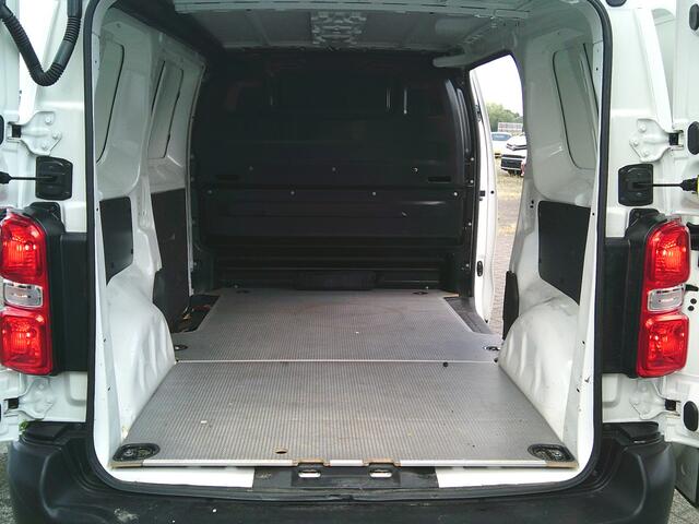 Toyota PROACE Worker 1.5 D-4D Comfort German fahrzeugbrief!!!!!!!!Damages on the exterior ,rondom beschadigingen.