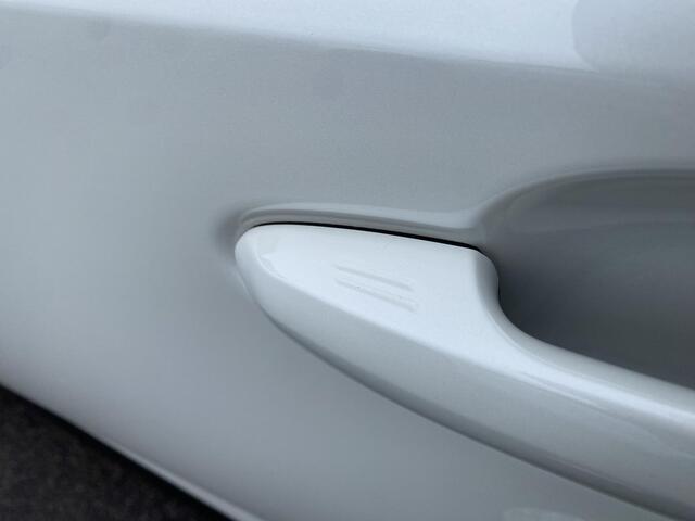 Toyota RAV4 2.5 Hybrid Bi-Tone 2WD Navigatie, Stoelverwarming, JBL, LED, LMV, Parkeersensoren voor + achter, Elektr. bedienbare achterklep