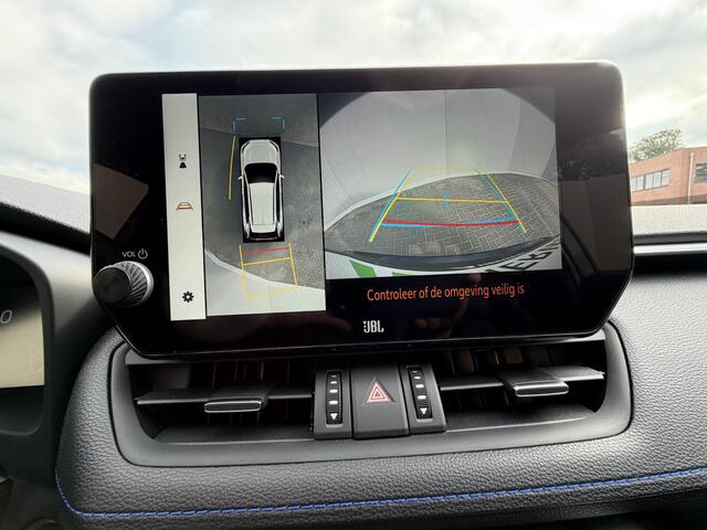 Toyota RAV4 2.5 Hybrid AWD Style Automaat / 1650kg Trekgewicht / BLIS / Apple Carplay Android Auto / Rondomzicht camera / Stuur,- Stoel en Voorruitverwarming / Elektrische achterklep / Navigatie / JBL Audio Systeem / cruise CC /