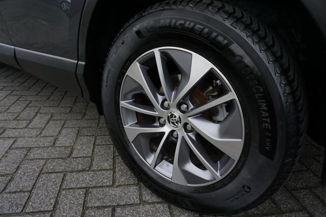 Toyota RAV4 2.5 HYBRID AWD STYLE VOLLEDIG DEALER ONDERHOUDEN CAMERA TREKHAAK KEYLESS STOELVERWARMING XENON/LED NAVI CLIMA CRUISE PDC V+A LMV PRIVACYGLAS ENZ...