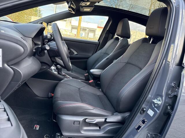 Toyota YARIS 1.5 Hybrid 130 GR Sport **DEMO/ STUUR- EN STOELVERWARMING/ PARKEERSENSOREN VOOR EN ACHTER**