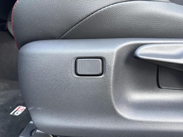 Toyota YARIS 1.5 Hybrid 130 GR Sport **DEMO/ STUUR- EN STOELVERWARMING/ PARKEERSENSOREN VOOR EN ACHTER**