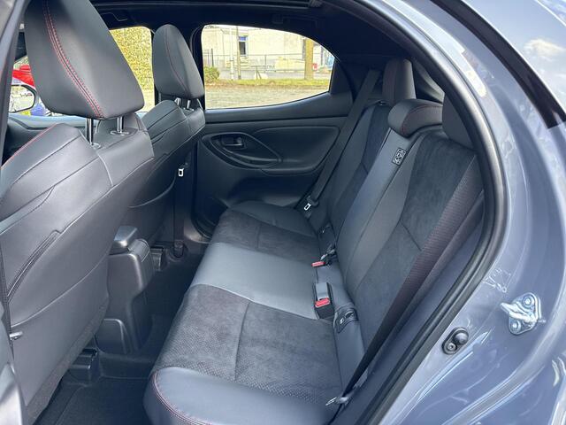 Toyota YARIS 1.5 Hybrid 130 GR Sport **DEMO/ STUUR- EN STOELVERWARMING/ PARKEERSENSOREN VOOR EN ACHTER**