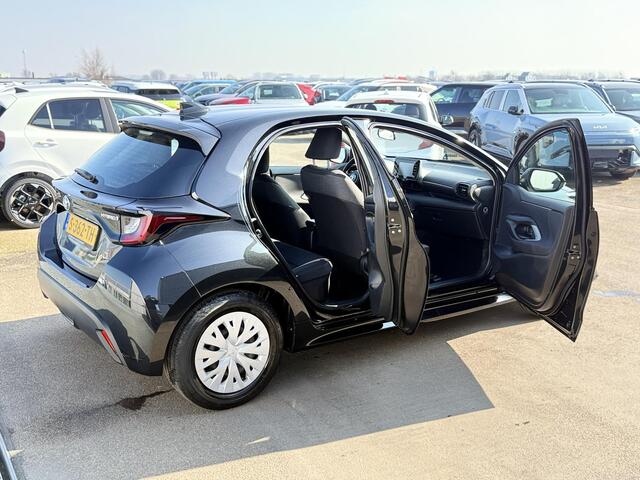 Toyota YARIS 1.5 Hybrid Active Apple Carplay en/of Android navigatie, Achteruitrijcamera, Adaptieve cruise control, Lane assist, Climate control, BTW-auto,