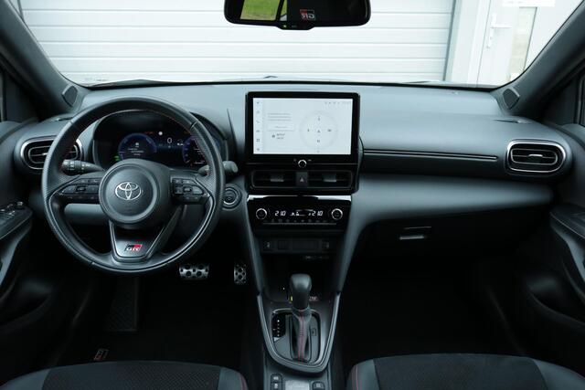 Toyota YARIS Cross 1.5 Hybrid 130 GR Sport, Blind Spot, Parkeersensoren, Stoelverwarming, Draadloos Apple Carplay & Android Auto, All Season banden, Keyless Entry!