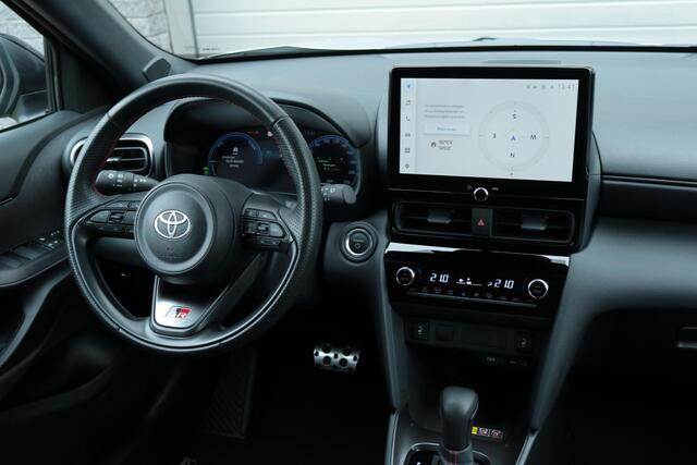 Toyota YARIS Cross 1.5 Hybrid 130 GR Sport, Blind Spot, Parkeersensoren, Stoelverwarming, Draadloos Apple Carplay & Android Auto, All Season banden, Keyless Entry!