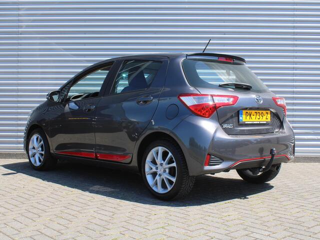 Toyota YARIS 1.5 VVT-i Design Red | Trekhaak | Apple CarPlay/Android Auto | Clima | Camera | 16" LM | Cruise |