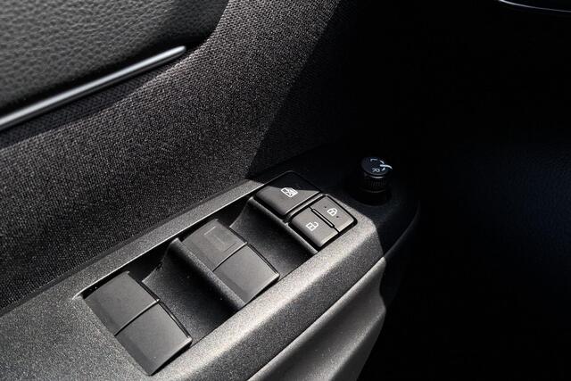 Toyota YARIS Cross 1.5 Hybrid Dynamic Edition Navigatie, Parkeersensoren voor + achter, Privacy glass, Smart KEY