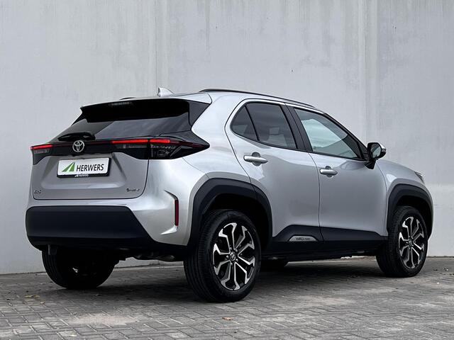 Toyota YARIS Cross 1.5 Hybrid 115 First Edition / Tot 10 jaar Garantie* / Stuur-, stoel- en voorruitverwarming / Apple Carplay Android Auto / Adaptieve cruise control / Climate control / Achteruitrijcamera /