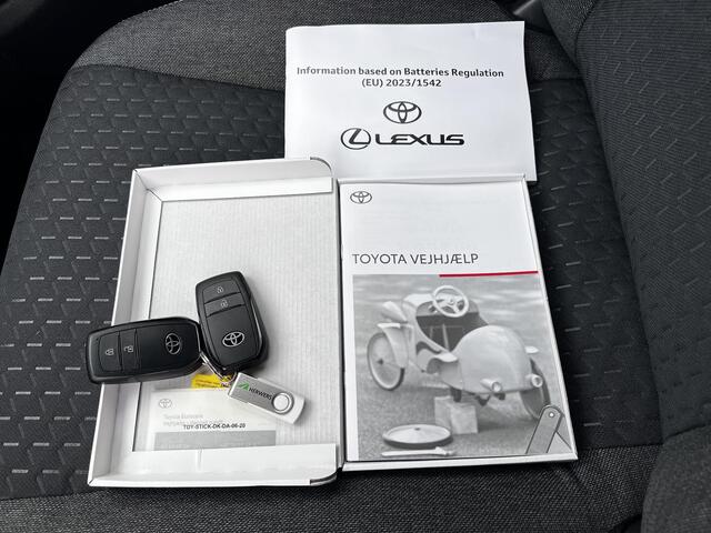 Toyota YARIS Cross 1.5 Hybrid 115 First Edition / Tot 10 jaar Garantie* / Stuur-, stoel- en voorruitverwarming / Apple Carplay Android Auto / Adaptieve cruise control / Climate control / Achteruitrijcamera /