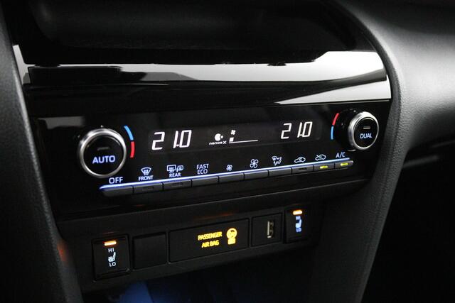 Toyota YARIS Cross 1.5 Hybrid Adventure | Navigatie | Stuur-stoel en voorruitverwarming | 360 graden camera |