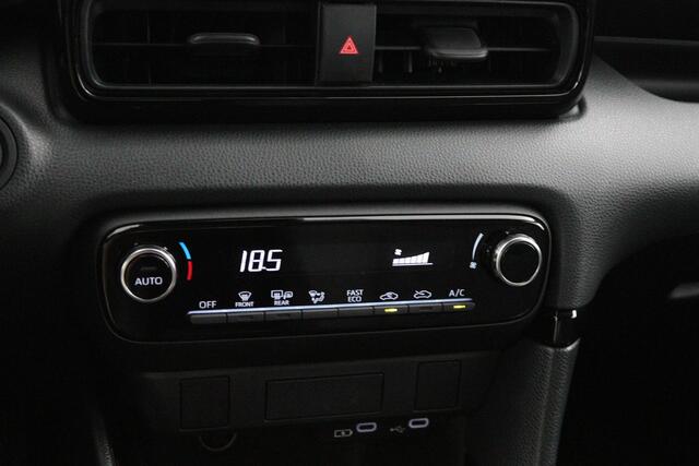 Toyota YARIS 1.5 Hybrid 115 First Edition | Keyless start en entry | Parkeercamera | Privacy glass |