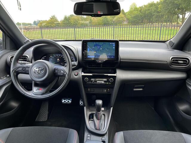 Toyota YARIS Cross 1.5 Hybrid GR Sport | Navigatiesysteem | Stoel- en stuurwielverwarming | PDC