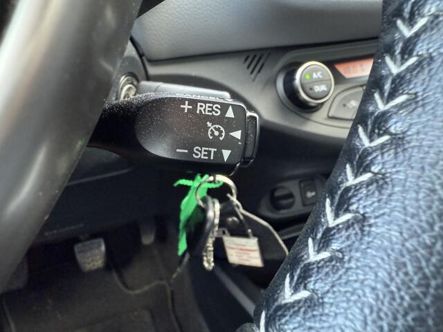 Toyota YARIS 1.3 VVT-i | Navigatie | Trekhaak | Metallic lak