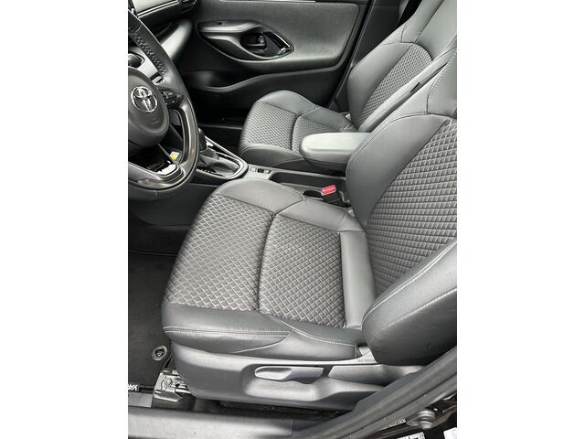 Toyota YARIS 1.5 Hybrid Executive Panoramadak / Navigatie / Stoel- en stuurverwarming / Parkeersensoren voor en achter / 1e eigenaar, dealeronderhouden / Toyota Garantie