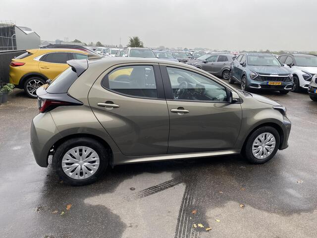 Toyota YARIS 1.5 Hybrid Active Nieuw geleverd en onderhouden Incl: AppleCarPlay/AndroidAuto, Adaptive Cruise control, Climate Control, Metallic lak