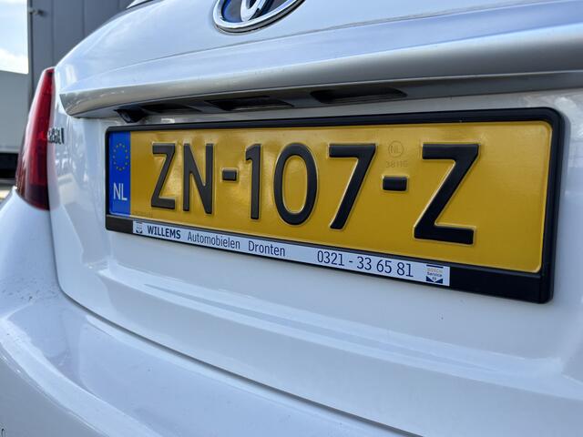 Toyota YARIS 1.5 Hybrid Trend Bi-Tone Cruise Control, Climate Control & Camera