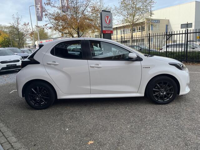 Toyota YARIS 1.5 Hybrid Business Plus // ADAPTIEVE CRUISE // NAVI+CARPLAY // CAMERA // CLIMA // STOELVERWARMING //
