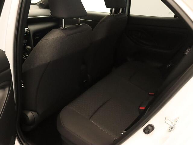 Toyota YARIS Cross 1.5 Hybrid 130 Dynamic Plus 130 PK - PARELMOER WIT - ADAPTIEVE CRUISE CONTROL - DODEHOEKDETECTIE - STUURWIELVERWARMING - CLIMATE CONTROL - APPLE CARPLAY/ANDROID AUTO - STOELVERWARMING VOORSTOELEN - PARKEERSENSOREN VOOR + ACHTER - EXTRA GETINT GLAS