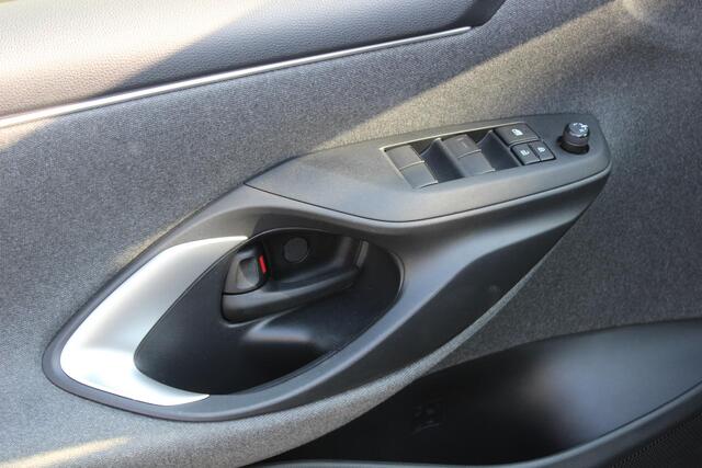 Toyota YARIS 1.5 Hybrid Dynamic Camera, Carplay, Privacy Glass, Stoel/Stuurverwarming