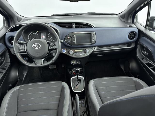 Toyota YARIS 1.5 Hybrid Bi-Tone Plus | Panoramadak | NL-Auto | Parkeercamera | Cruise Control |