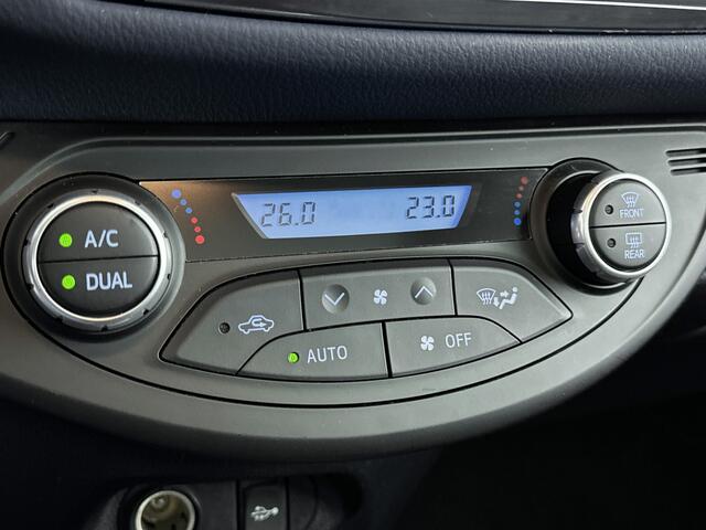 Toyota YARIS 1.5 Hybrid Bi-Tone Plus | Panoramadak | NL-Auto | Parkeercamera | Cruise Control |