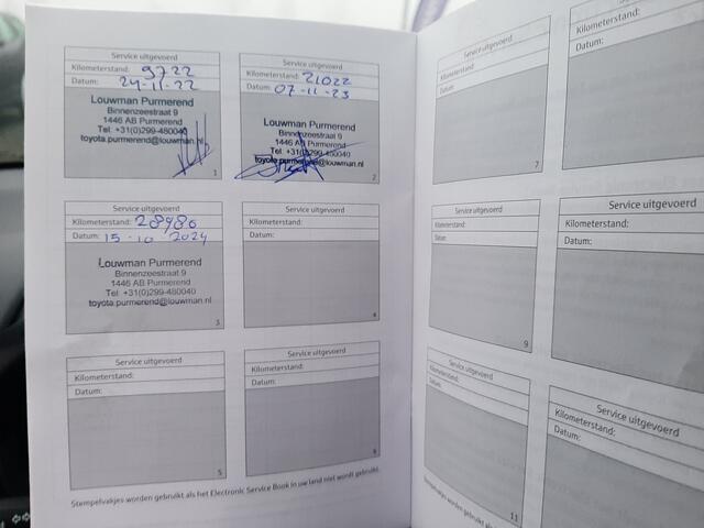 Toyota YARIS 1.5 Hybrid Tokyo Spirit Bi-Tone | NL-Auto | Verwarmde Spiegels | 16'' Lichtmetalen Velgen | Keyless GO | Navi | Automatisch Grootlicht |