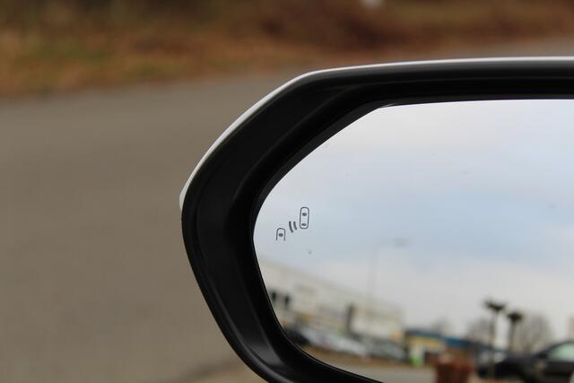 Toyota YARIS 1.5 Hybrid 115 First Edition Comfort Pack | Rijklaar | Parelmoer | Blind Spot | Stoel-/stuurverw. | Park.sensoren v+a | Apple/Android | LED | Keyless