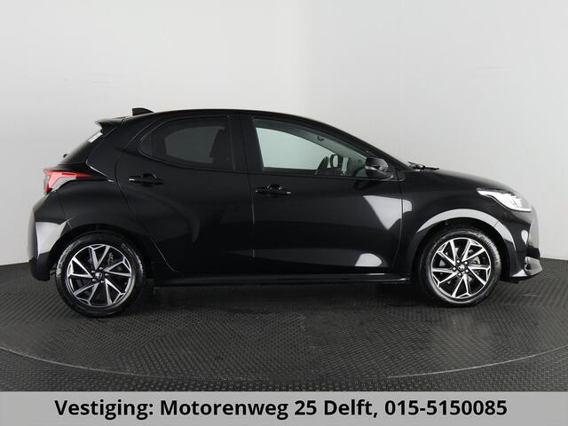 Toyota YARIS 1.5 HYBRID DYNAMIC 1e EIG. GARANTIE 8-2033 AUTOMAAT .CARPLAY NAVIGATIE . CAMERA . STOELVERWARMING . APPLE CARPLAY & ANDROID AUTO.