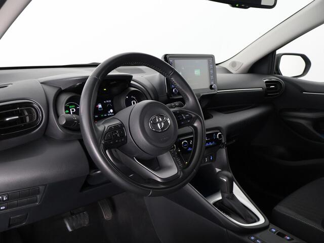 Toyota YARIS 1.5 HYBRID DYNAMIC 1e EIG. GARANTIE 8-2033 AUTOMAAT .CARPLAY NAVIGATIE . CAMERA . STOELVERWARMING . APPLE CARPLAY & ANDROID AUTO.