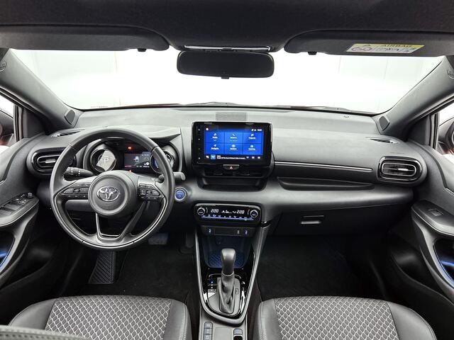 Toyota YARIS 1.5 Hybrid Executive Bi-Tone | Stoelverwarming | LED | Navigatie |