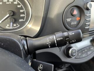 toyota-yaris-1.5-hybrid-design-red-