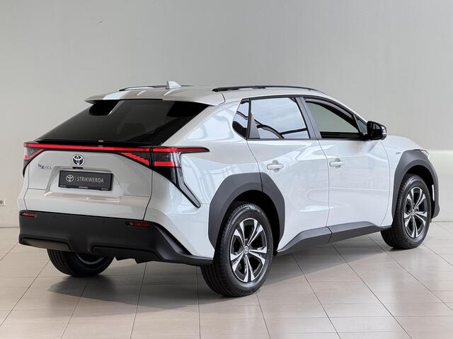 Toyota bZ4X Dynamic 71 kWh 3-fase | Platinum pearl white | BSM | Keyless | Elektr. Klep | Nieuw uit voorraad leverbaar |