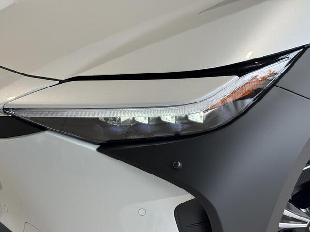 Toyota bZ4X Dynamic 71 kWh 3-fase | Platinum pearl white | BSM | Keyless | Elektr. Klep | Nieuw uit voorraad leverbaar |