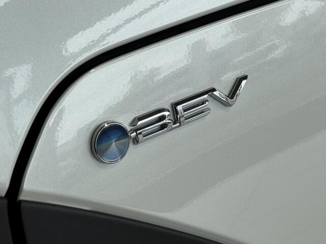 Toyota bZ4X Dynamic 71 kWh 3-fase | Platinum pearl white | BSM | Keyless | Elektr. Klep | Nieuw uit voorraad leverbaar |