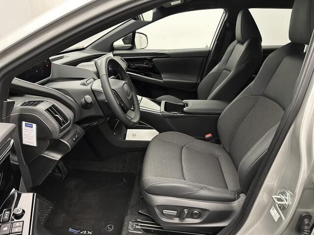 Toyota bZ4X Dynamic 71 kWh | Parkeersensoren | Trekhaak | Dodehoek Ass. | Stoel en stuurwiel verwarmd | Navigatie | 360 Camera |