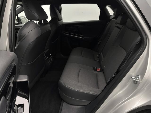 Toyota bZ4X Dynamic 71 kWh | Parkeersensoren | Trekhaak | Dodehoek Ass. | Stoel en stuurwiel verwarmd | Navigatie | 360 Camera |