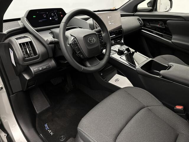 Toyota bZ4X Dynamic 71 kWh | Parkeersensoren | Trekhaak | Dodehoek Ass. | Stoel en stuurwiel verwarmd | Navigatie | 360 Camera |